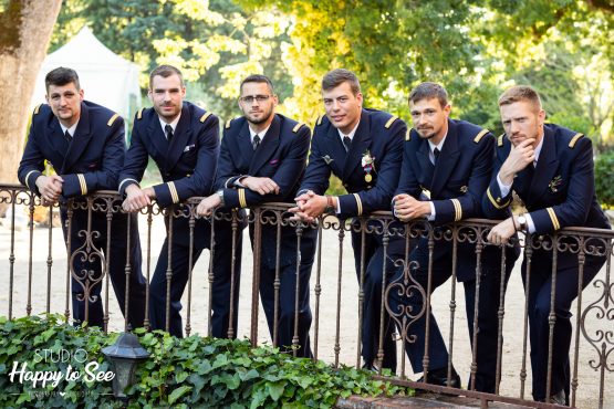 temoins mariage en costumes militaires